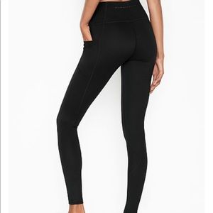 Victoria’s Secret: Essential Black Leggings